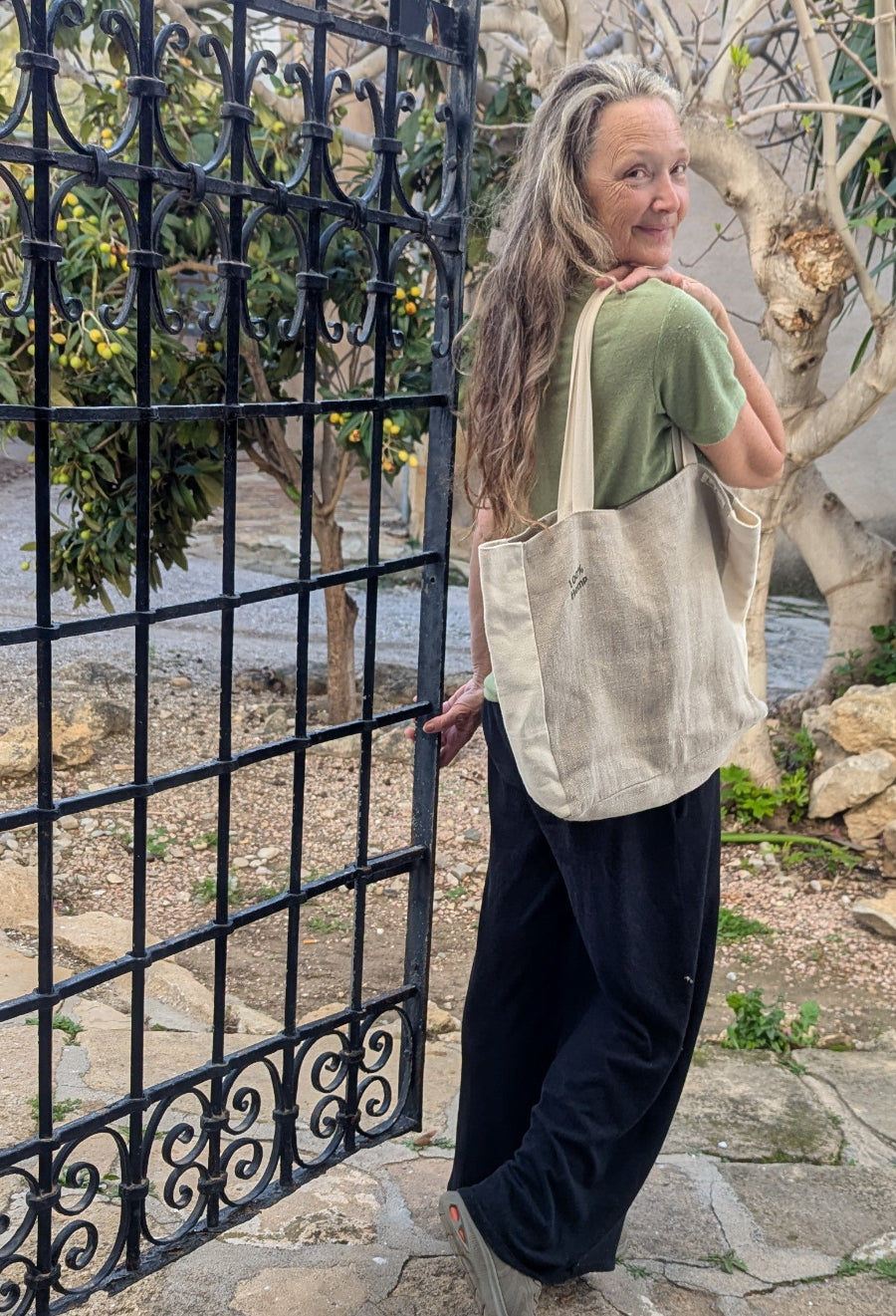 Hemp tote bag with pocket with contrasting gussets.